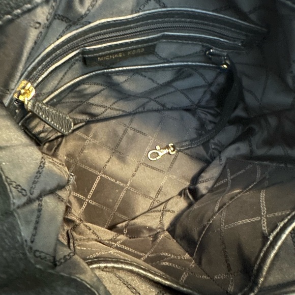 ⭐️ MICHAEL KORS ⭐️ BROKE MEDIUM PEBBLED LEATHER BUCKET BLACK WITH GOLD ⭐️ - Picture 8 of 11